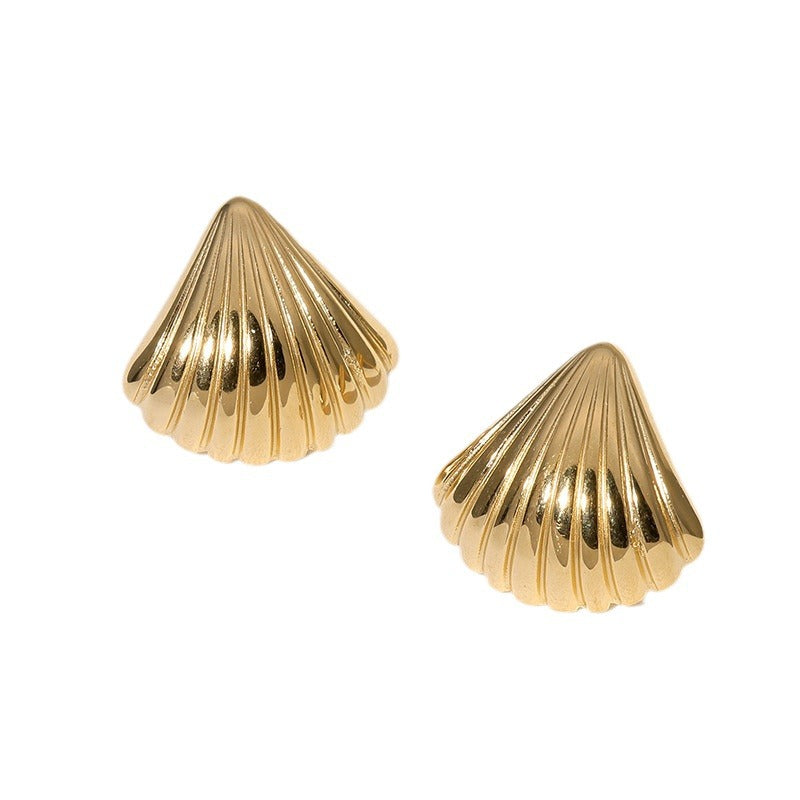 Pendientes de tuerca minimalistas de acero de titanio con forma de concha para mujer con chapado en oro de 18 quilates