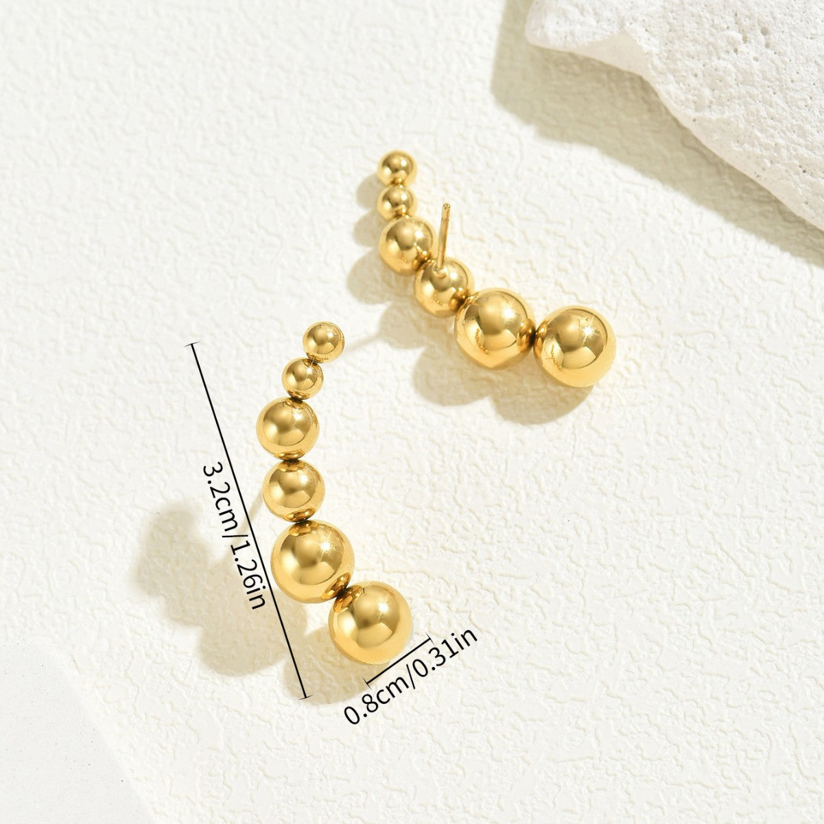 Pendientes Geométricos Minimalistas para Mujer con Base de Cobre Bañado en Oro y Postes de Acero Inoxidable, Diseño de Cuentas Irregulares
