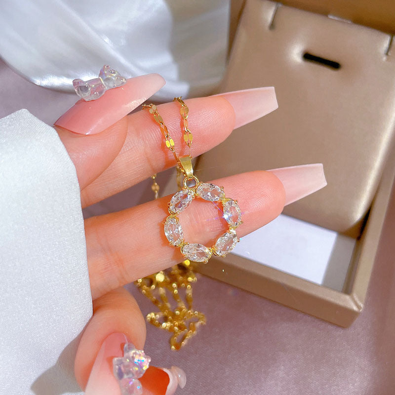 Collana Pendente Minimalista da Donna in Acciaio al Titanio con Forma ad Anello Geometrico e Intarsio di Zirconi