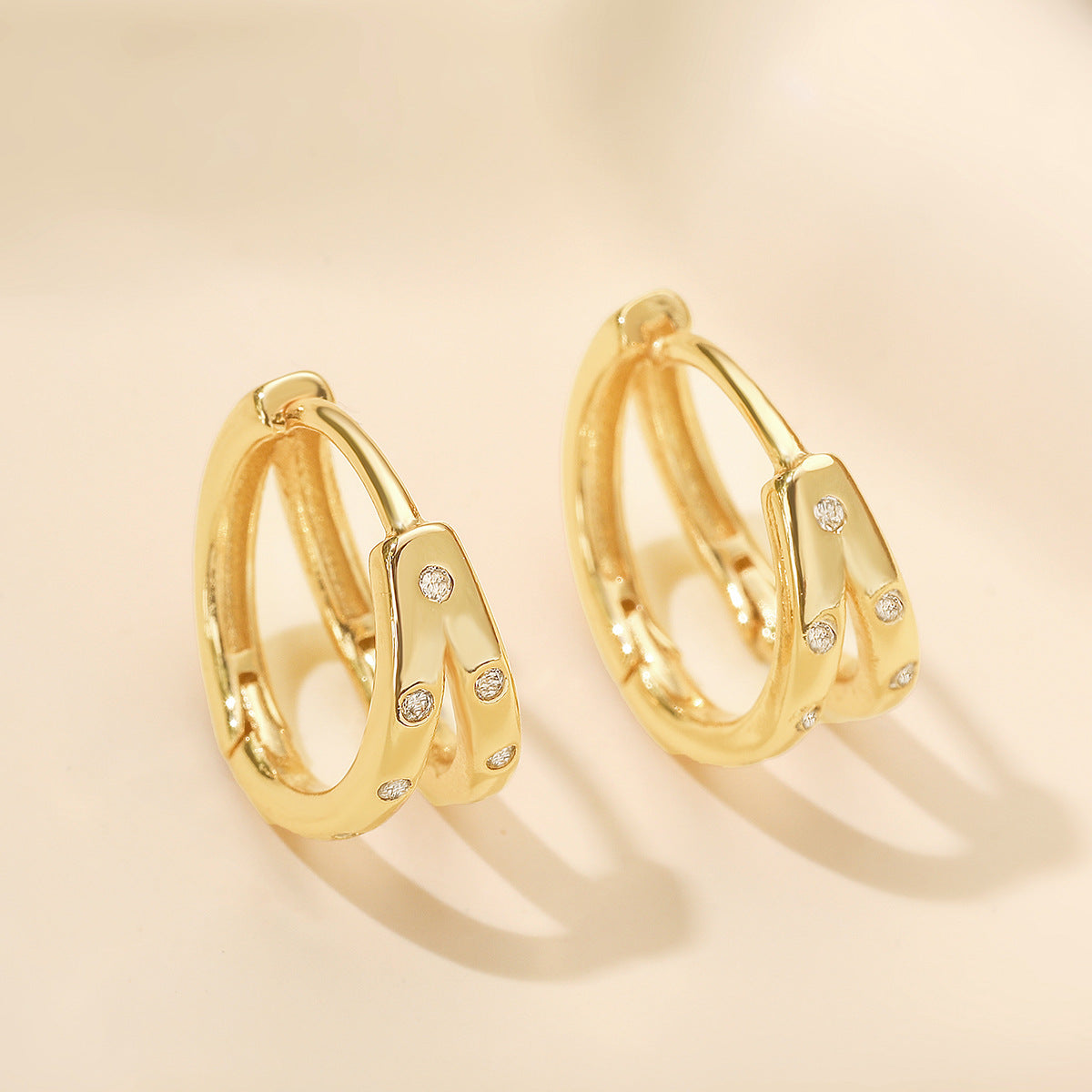 Orecchini a cerchio minimalisti geometrici da donna in ottone con placcatura in oro 18 carati e intarsio di zirconi