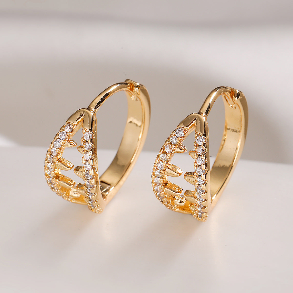 Orecchini da donna minimalisti geometrici vuoti in rame con placcatura in oro 18K e intarsio di zirconi