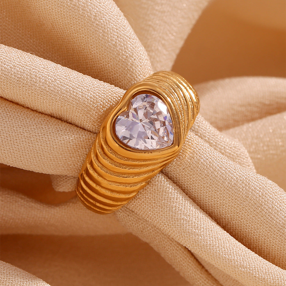 Anello Minimalista a Cuore da Donna in Acciaio Inossidabile con Placcatura in Oro 18K e Accenti di Zirconi Cubici