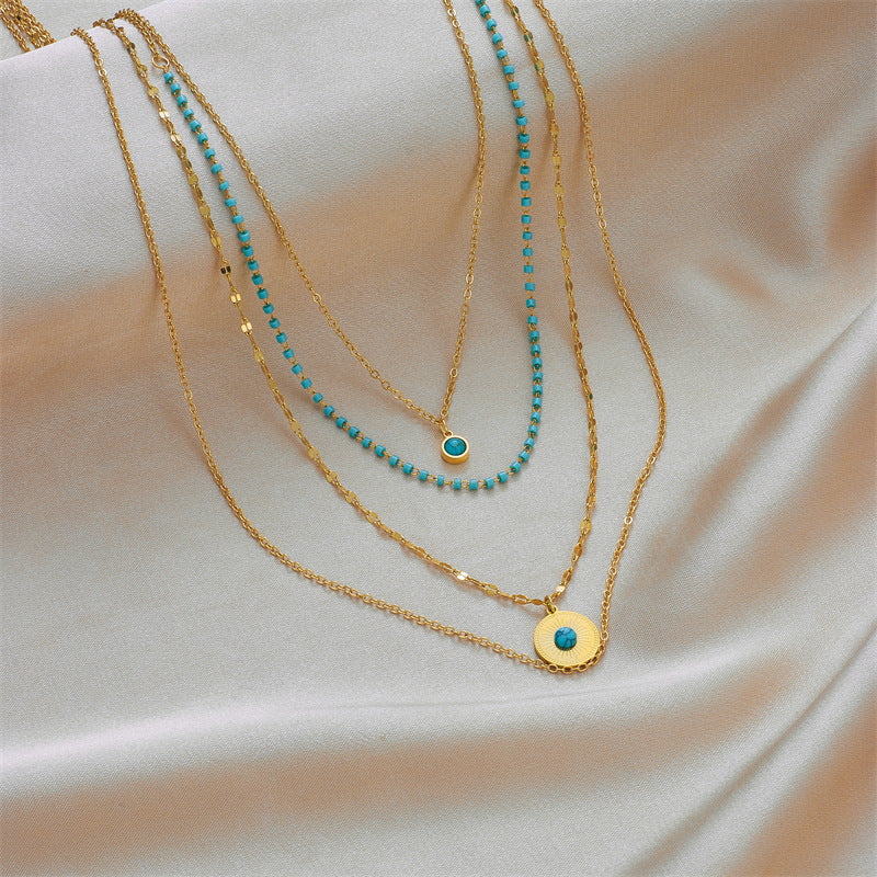 Collana con Pendente Minimalista Geometrica Irregolare in Acciaio al Titanio con Intarsio Turchese e Finitura Placcata per Donne