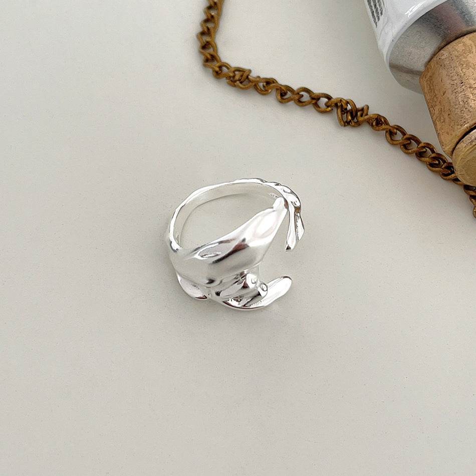 Anillo de plata de ley 925 con forma geométrica minimalista, superficie texturizada y banda abierta irregular
