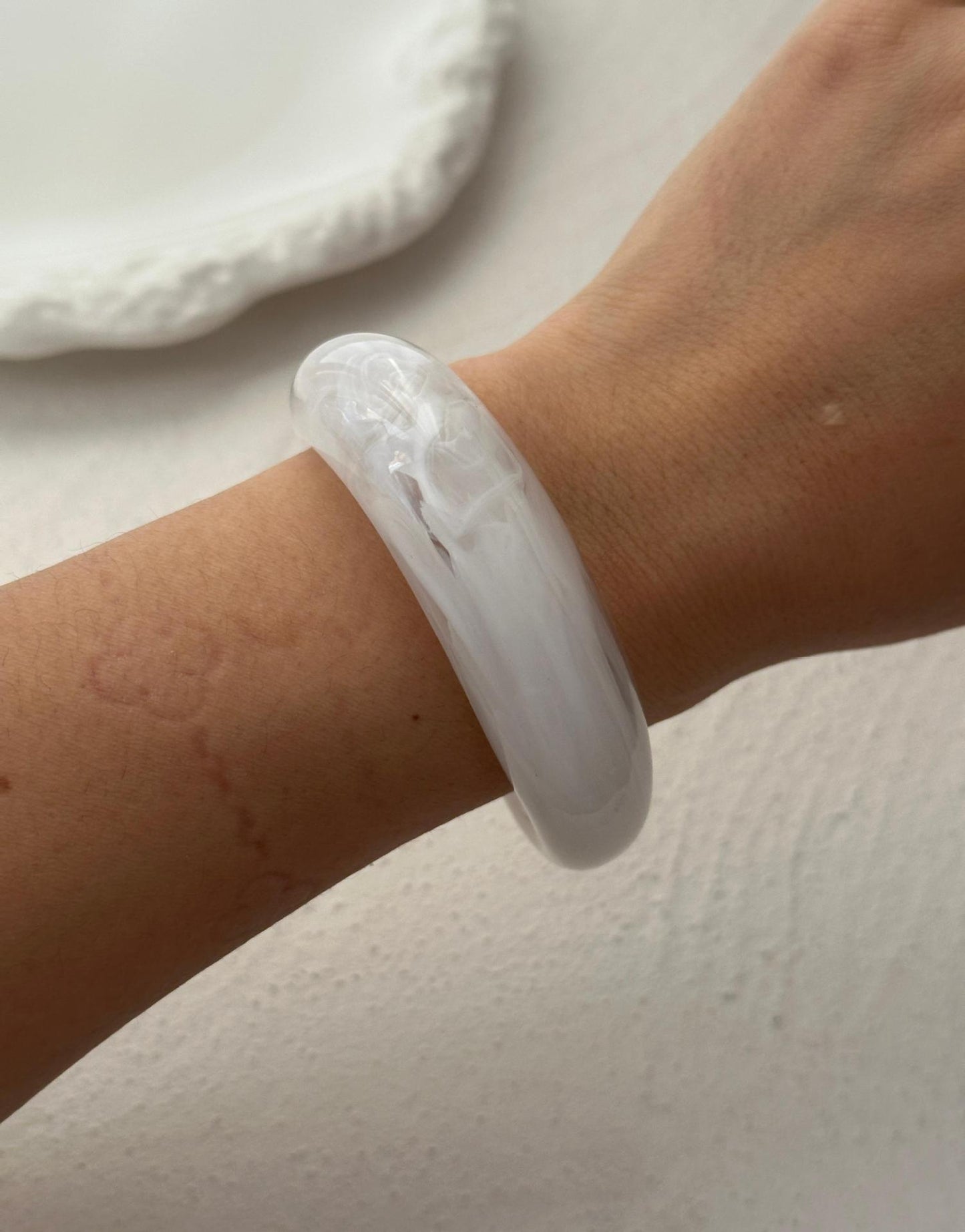 Bracciale a cerchio con gocce di resina geometriche irregolari e olio