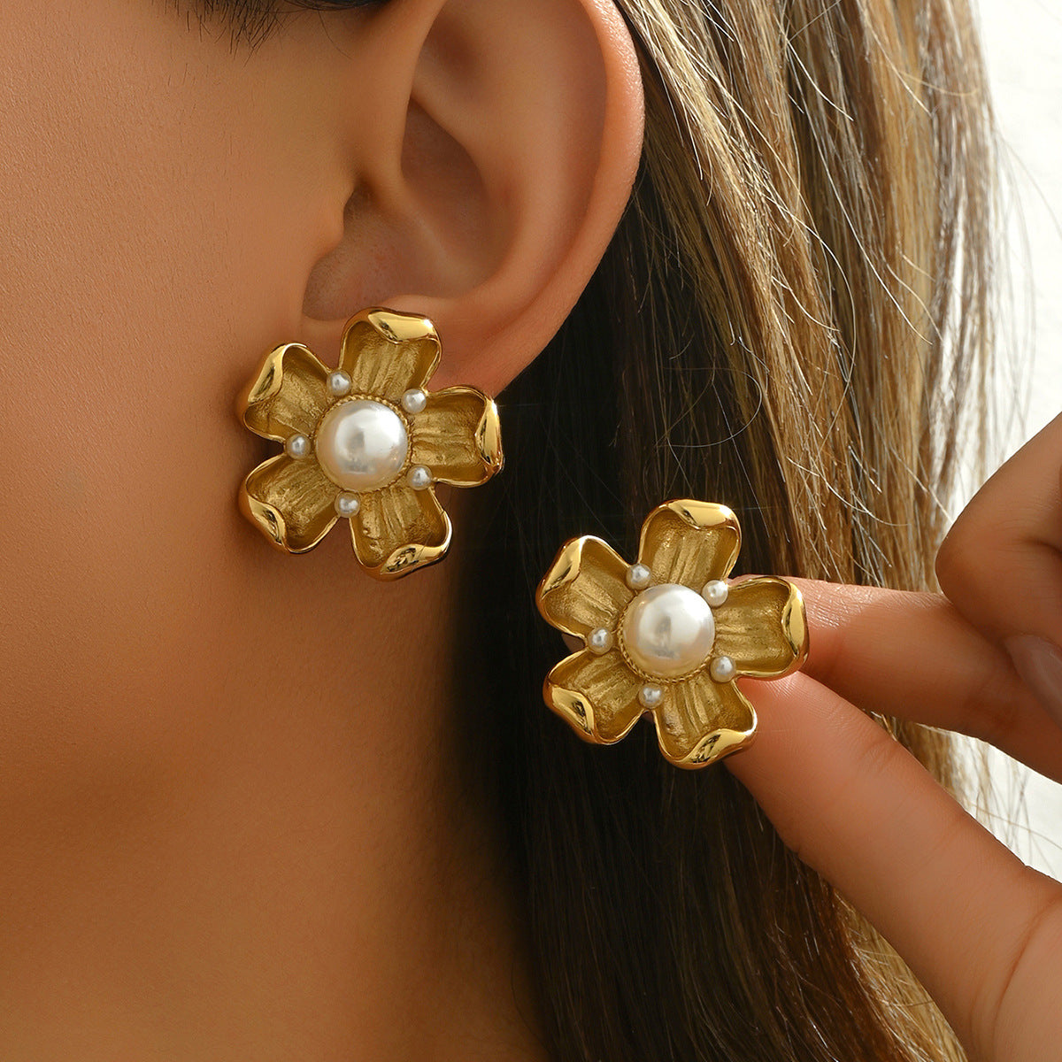 Vintage Floral Design Zinc Alloy Stud Earrings with Pearl Inlay for Women