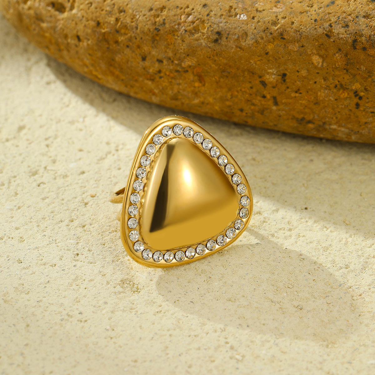 Anello per foulard da donna triangolare geometrico in acciaio inossidabile con zirconi, finitura placcata, accessorio alla moda per l'ufficio
