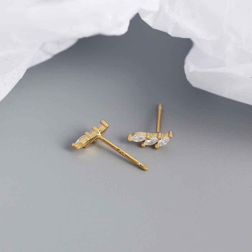 Orecchini Minimalisti in Argento Sterling 925 con Intarsio Geometrico di Zirconi Cubici