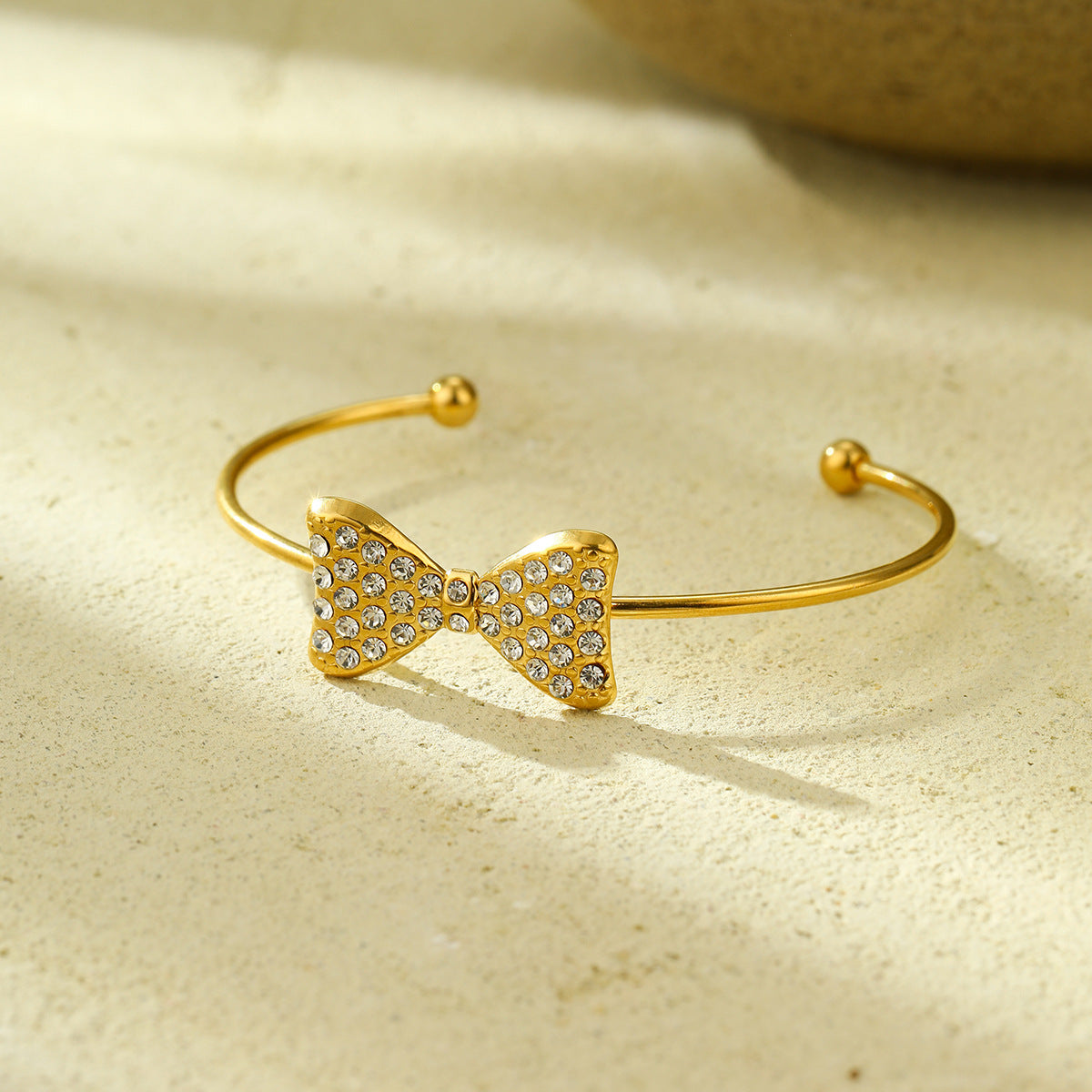 Set di orecchini, collana e anello da donna in acciaio al titanio a forma di fiocco, stile lussuoso, con finitura placcata