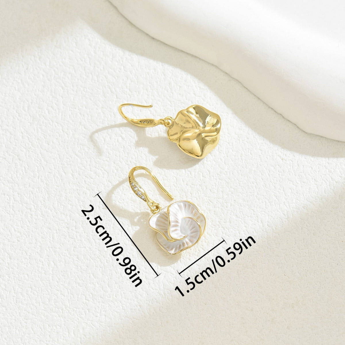 Pendientes de Esmalte Floral con Incrustaciones de Circonitas Cúbicas para Mujer Diseño de Camelia Aretes de Moda para el Viaje Diario
