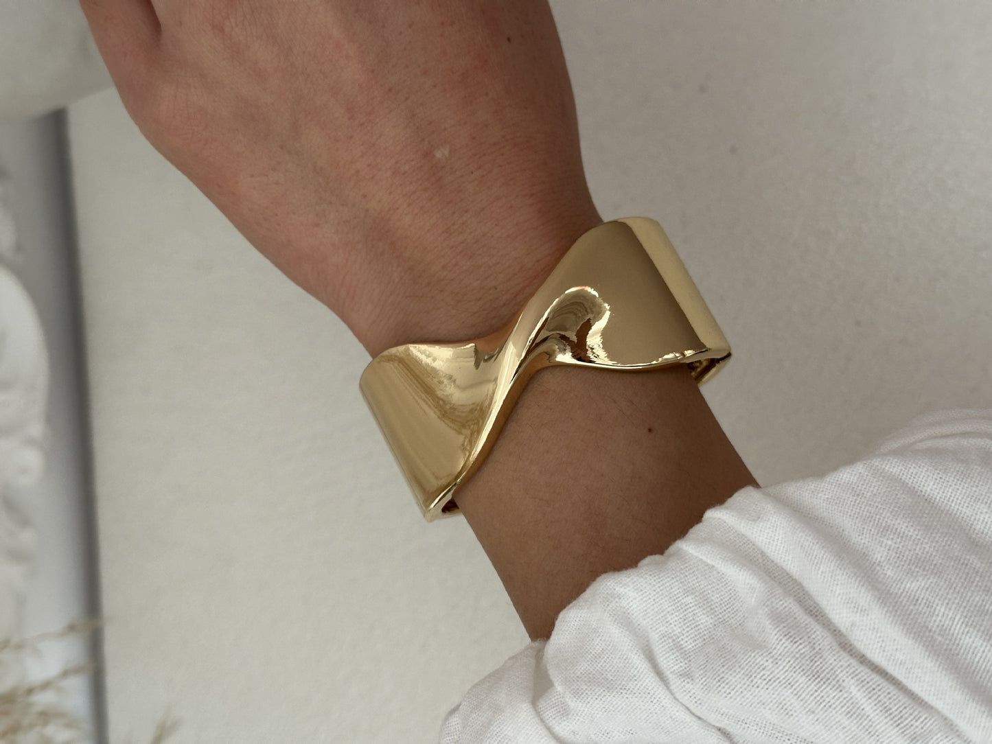 Fashion Minimalist Round Faux Pearl Plated Alloy Cuff Bracelet