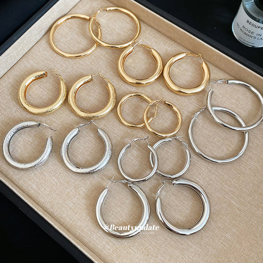 Orecchini a Cerchio Rotondi Geometrici Minimalisti da Donna con Filo in Acciaio Elettroplaccato e Finitura in Metallo Lucido