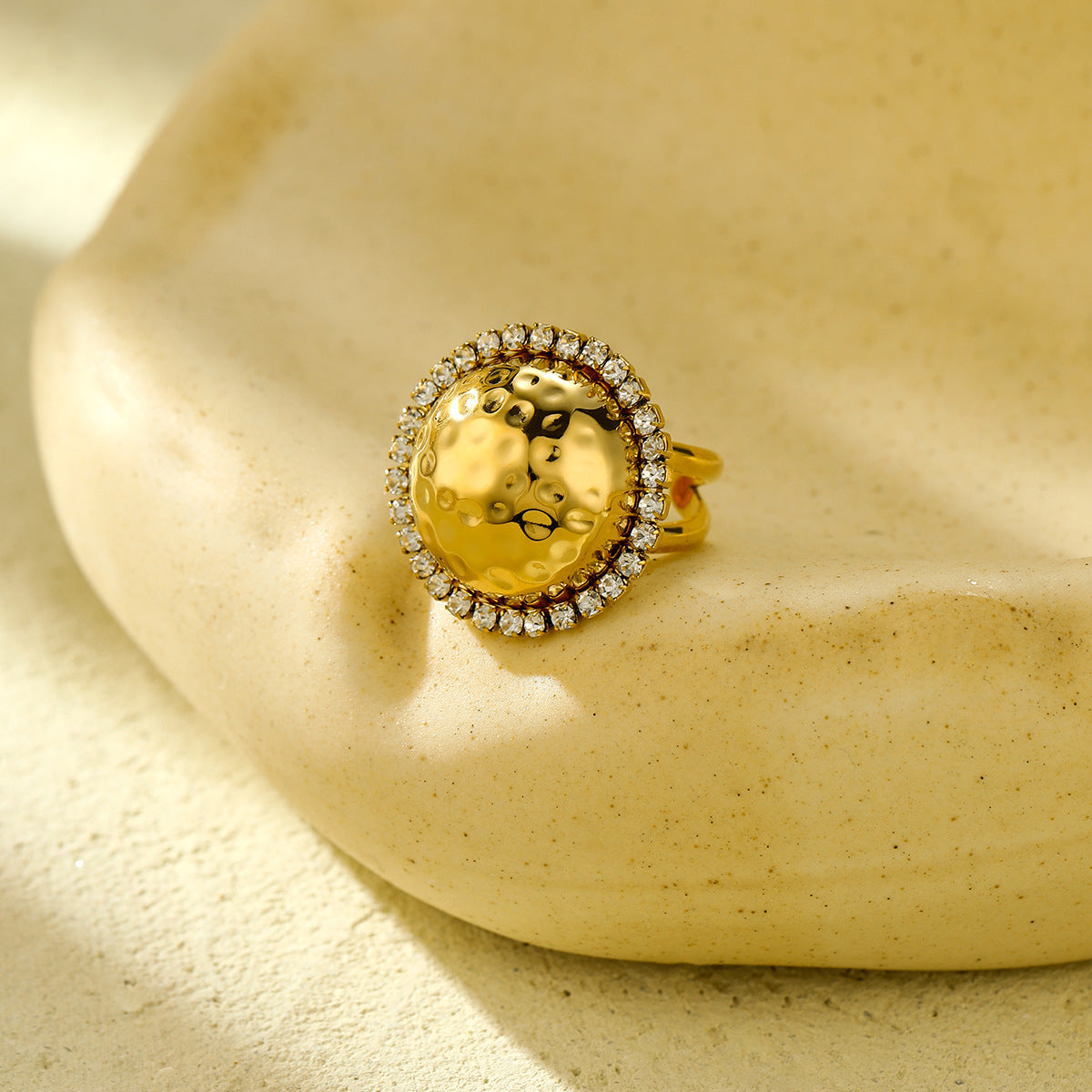 Anillo redondo de acero titanio de lujo con incrustaciones de diamantes de imitación y acabado chapado para mujer