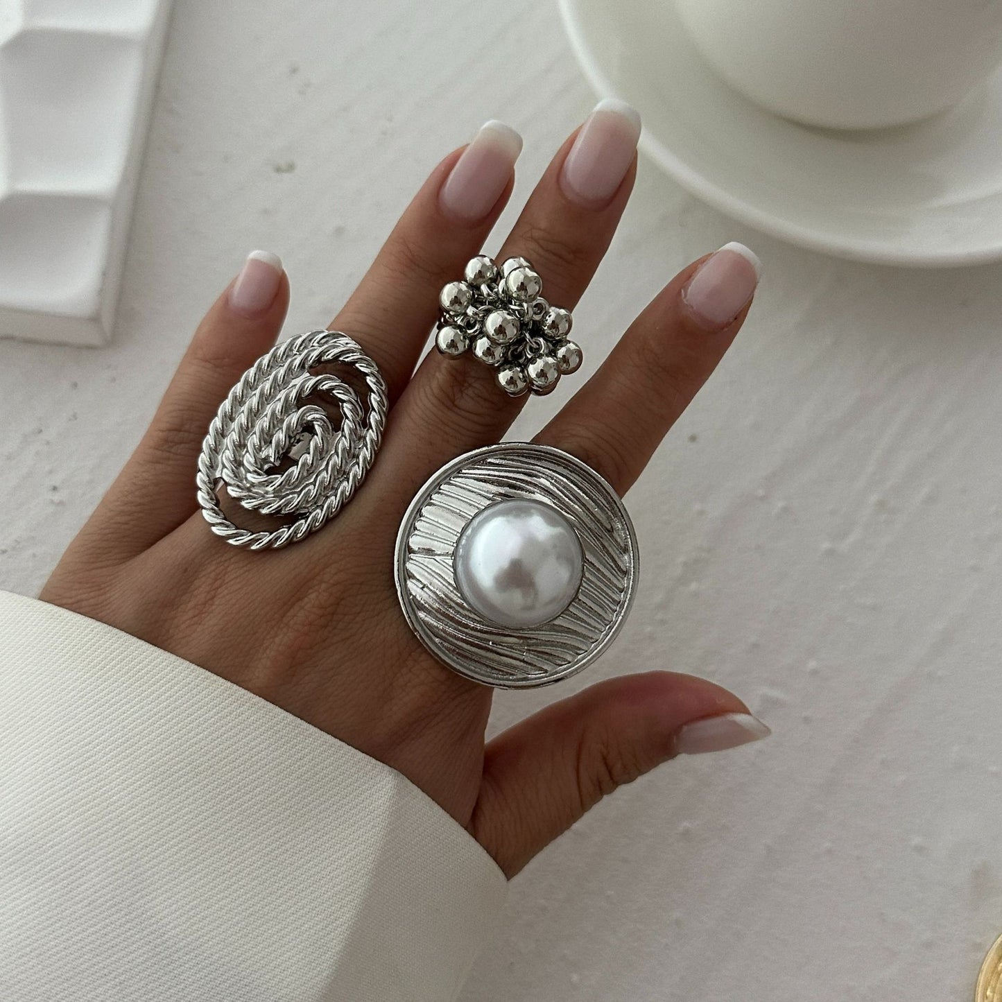 Elegant Geometric Oval Alloy Ring with Wavy Acrylic Pearl Design