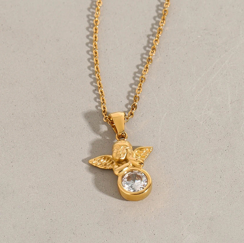 Elegante collana con ciondolo geometrico a forma di angelo in acciaio inossidabile con intarsi di strass e finitura placcata per donna