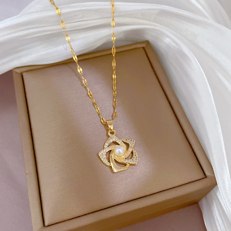 Collana Lusso in Acciaio al Titanio con Ciondolo Rotante a Fiore, Perle e Strass Incassati, Ottone Placcato Oro