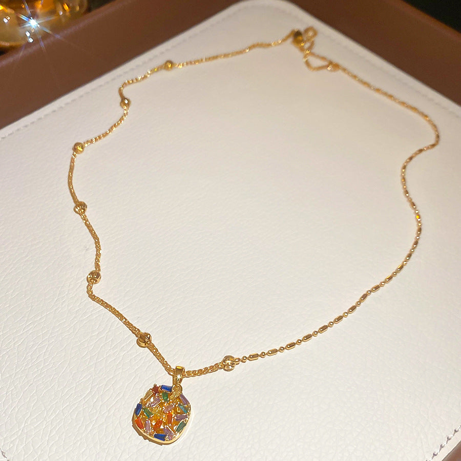 Elegante Parure di Collana e Orecchini in Rame Dorato Stile Lusso con Motivo Floreale e Pendente Rotondo da Donna