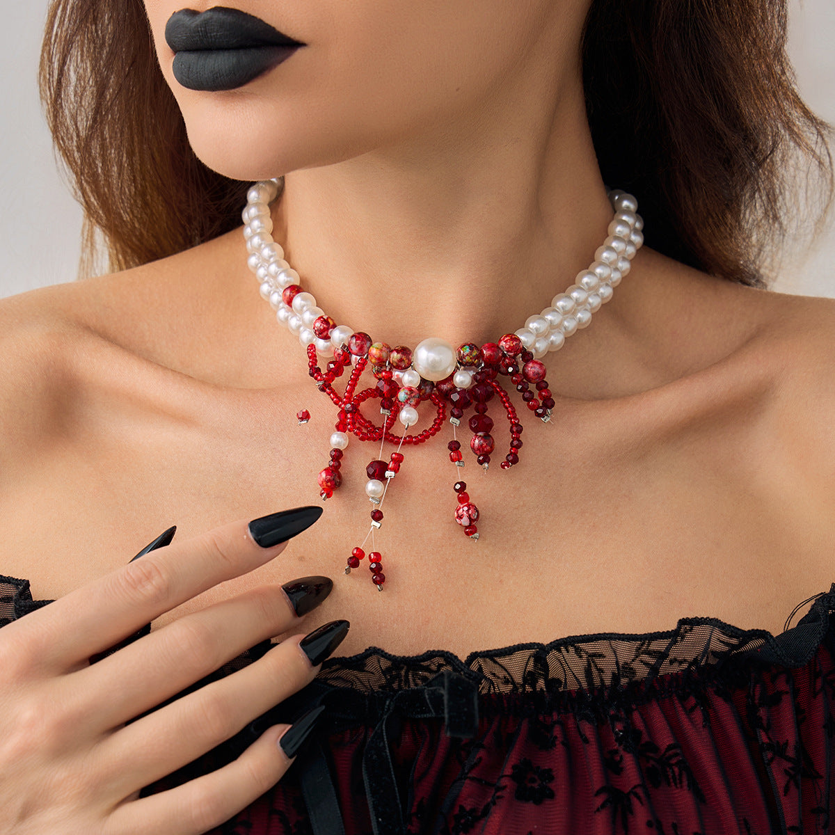 Collana girocollo gotica vintage scura da donna con ciondolo a croce e charm in lega a goccia, catena di perle finte elettroplaccate