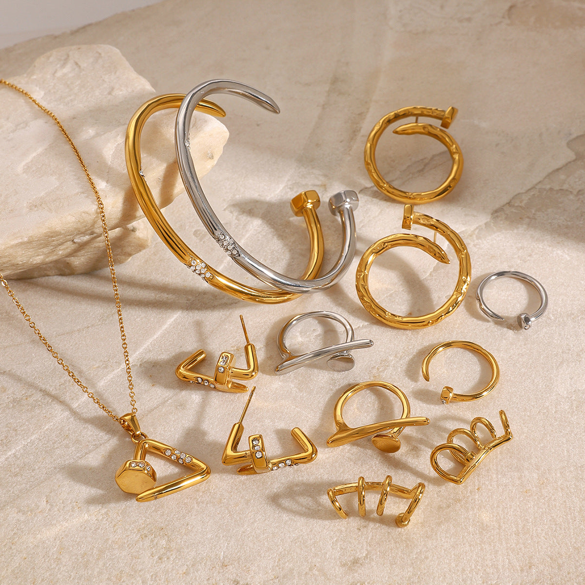 Orecchini a perno geometrici in acciaio inossidabile con strass e finitura placcata da donna