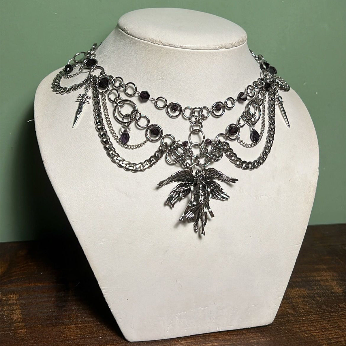 Collar con colgante de ángel estilo gótico para mujer con alas geométricas, cadena de medallón bañada en aleación de metal