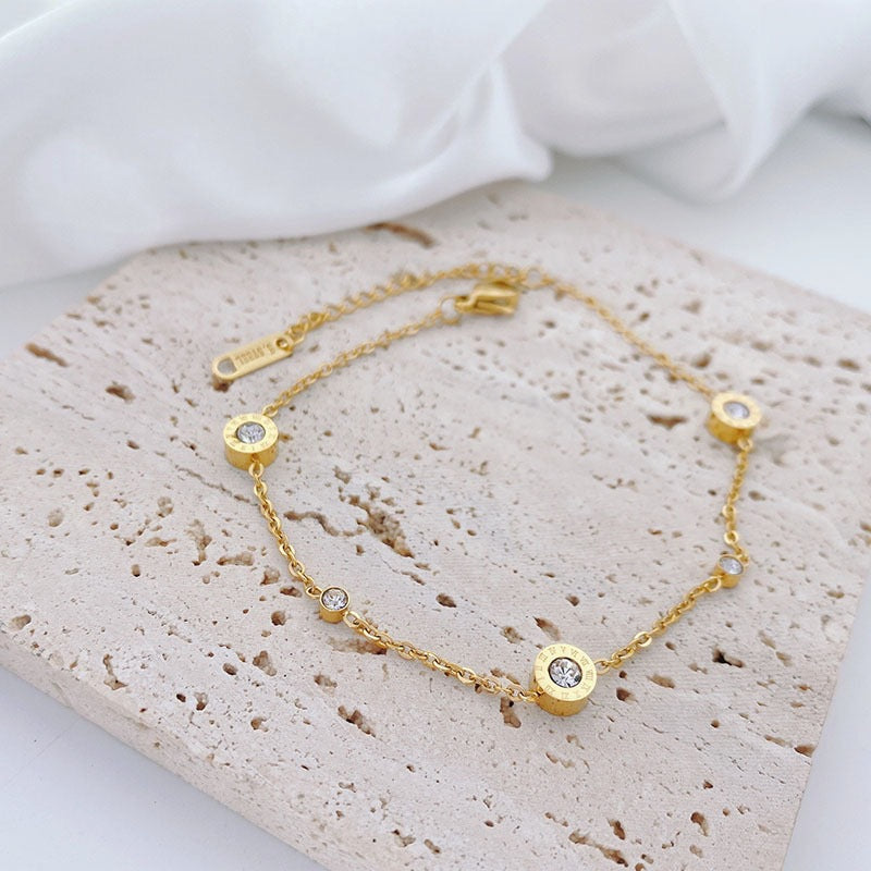 Bracciale Minimalista da Donna in Acciaio al Titanio con Lettere Romane, Intarsio di Strass e Placcatura in Oro 18K