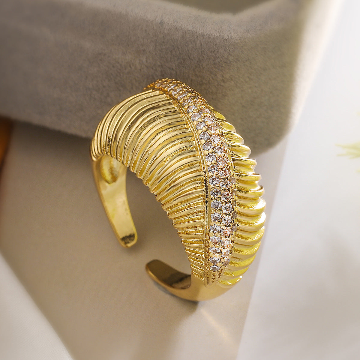 Anello geometrico minimalista in rame placcato oro 18 carati con zirconia micro-incastonata per donna