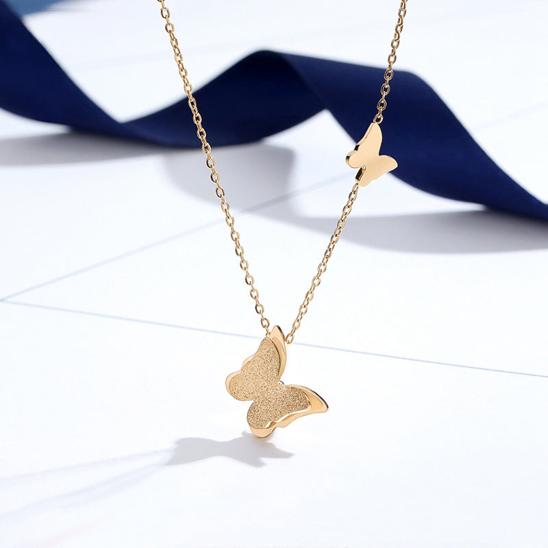 Dolce Collana Minimalista con Pendente a Farfalla in Acciaio al Titanio Placcato Oro Rosa 18K con Catena a O