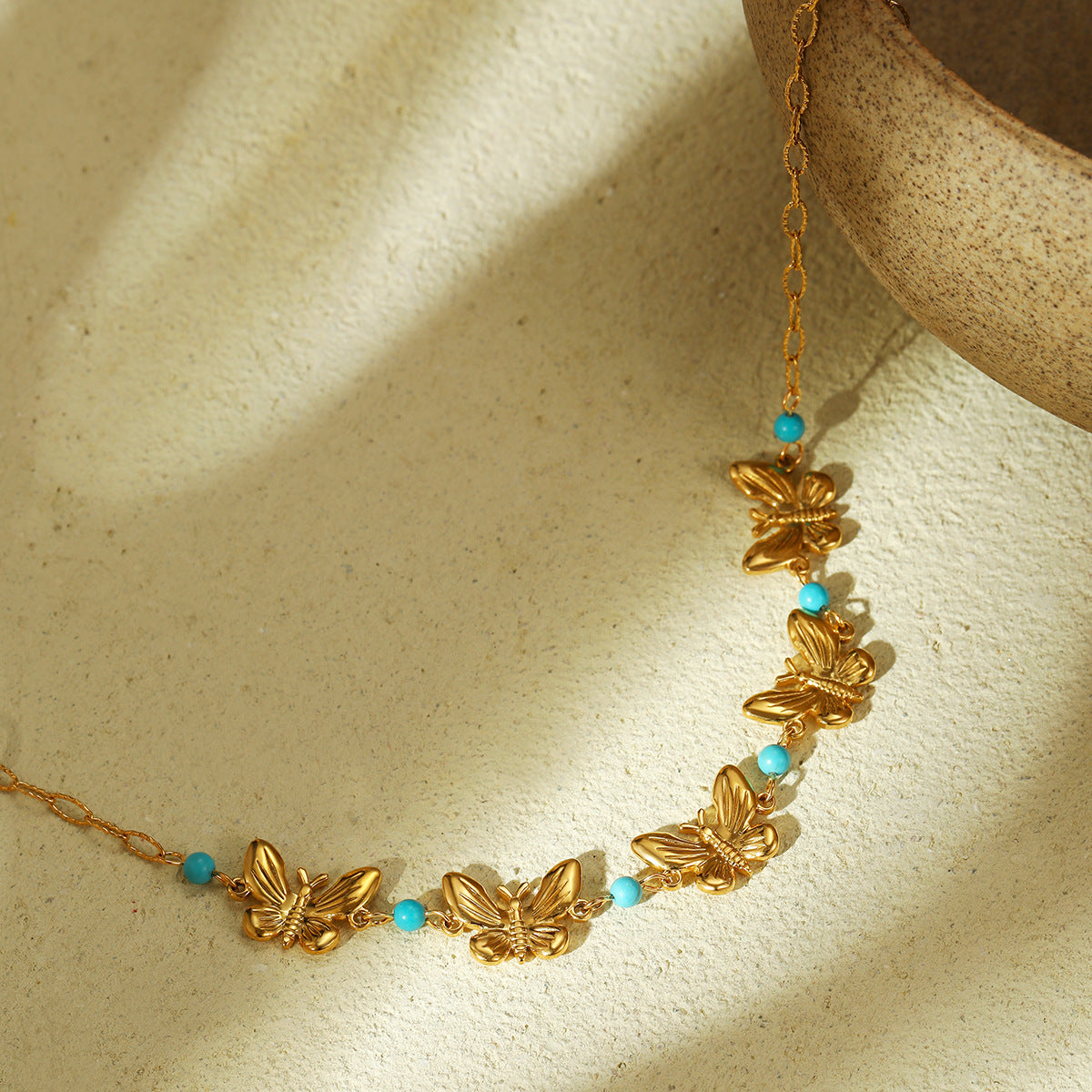 Collana da Donna Minimalista a Forma di Farfalla in Acciaio al Titanio con Placcatura in Oro 18K e Ciondolo in Acciaio Inossidabile