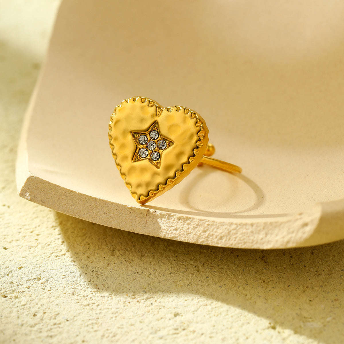 Anello da donna in acciaio al titanio, regolabile, intarsiato con strass a forma di cuore, stile lussuoso, con finitura placcata