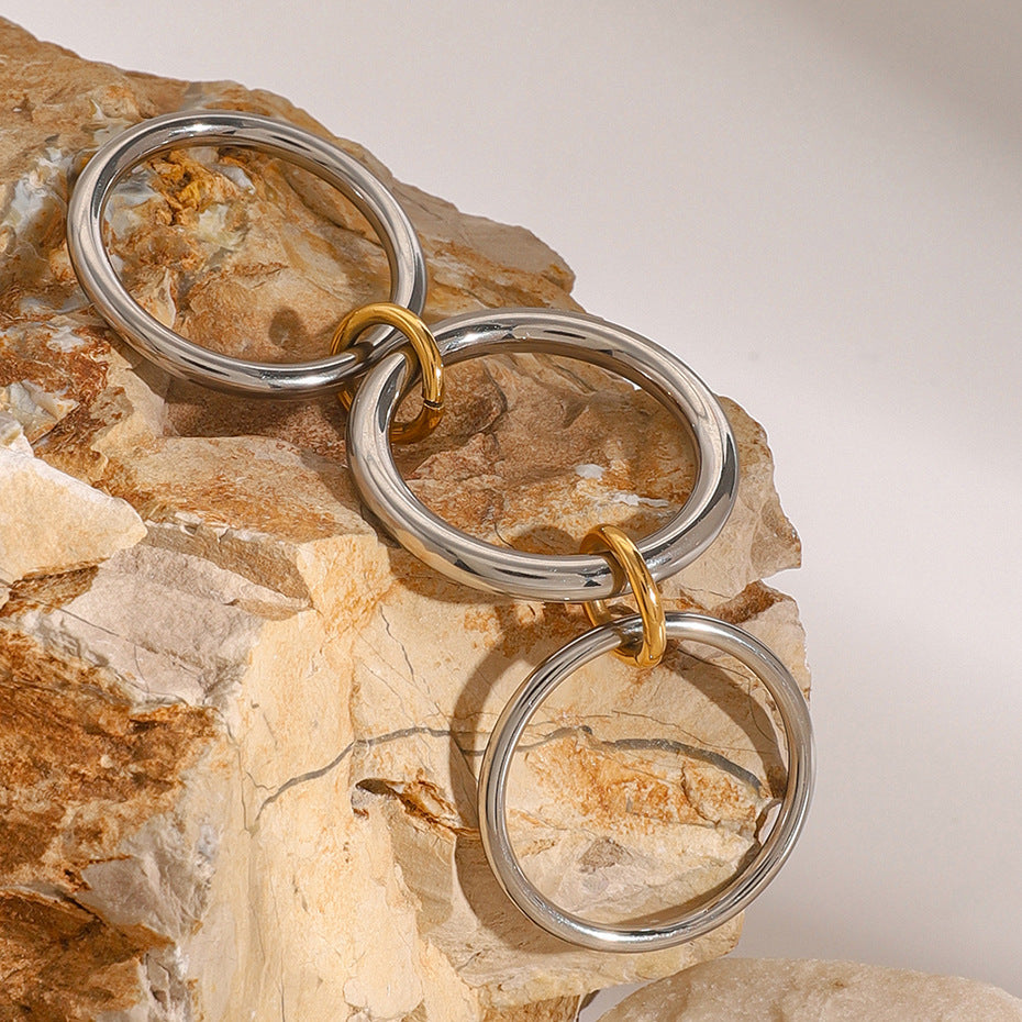 Anillo apilable de acero inoxidable geométrico minimalista con acabado chapado para mujer