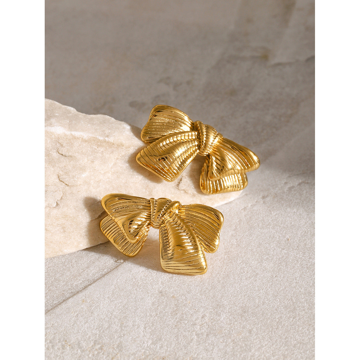 Pendientes de tuerca de lazo de acero inoxidable chapados en oro de 18 quilates de moda para mujer