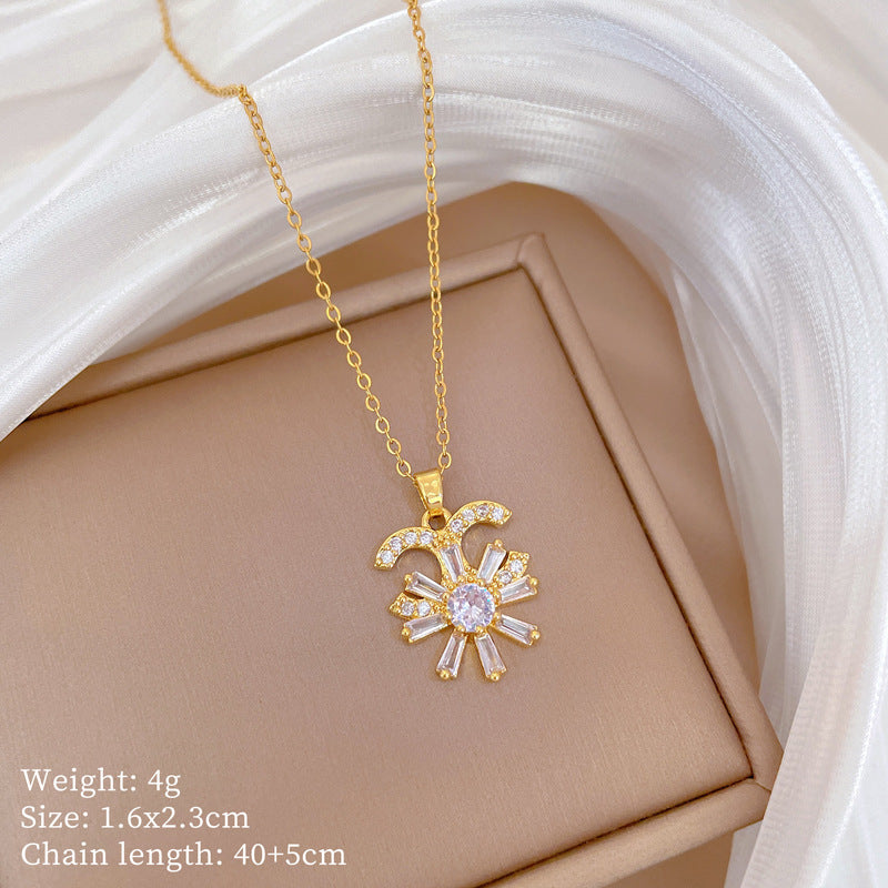 Collana con ciondolo in acciaio al titanio di lusso a luna e strass floreali da donna con design geometrico e delicata catena per clavicola