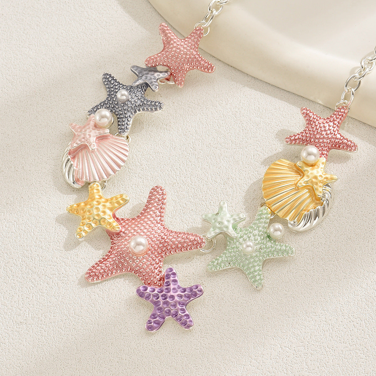 Collar con colgante de estrella y caracola minimalista de moda para mujer con acabado esmaltado en cadena metálica