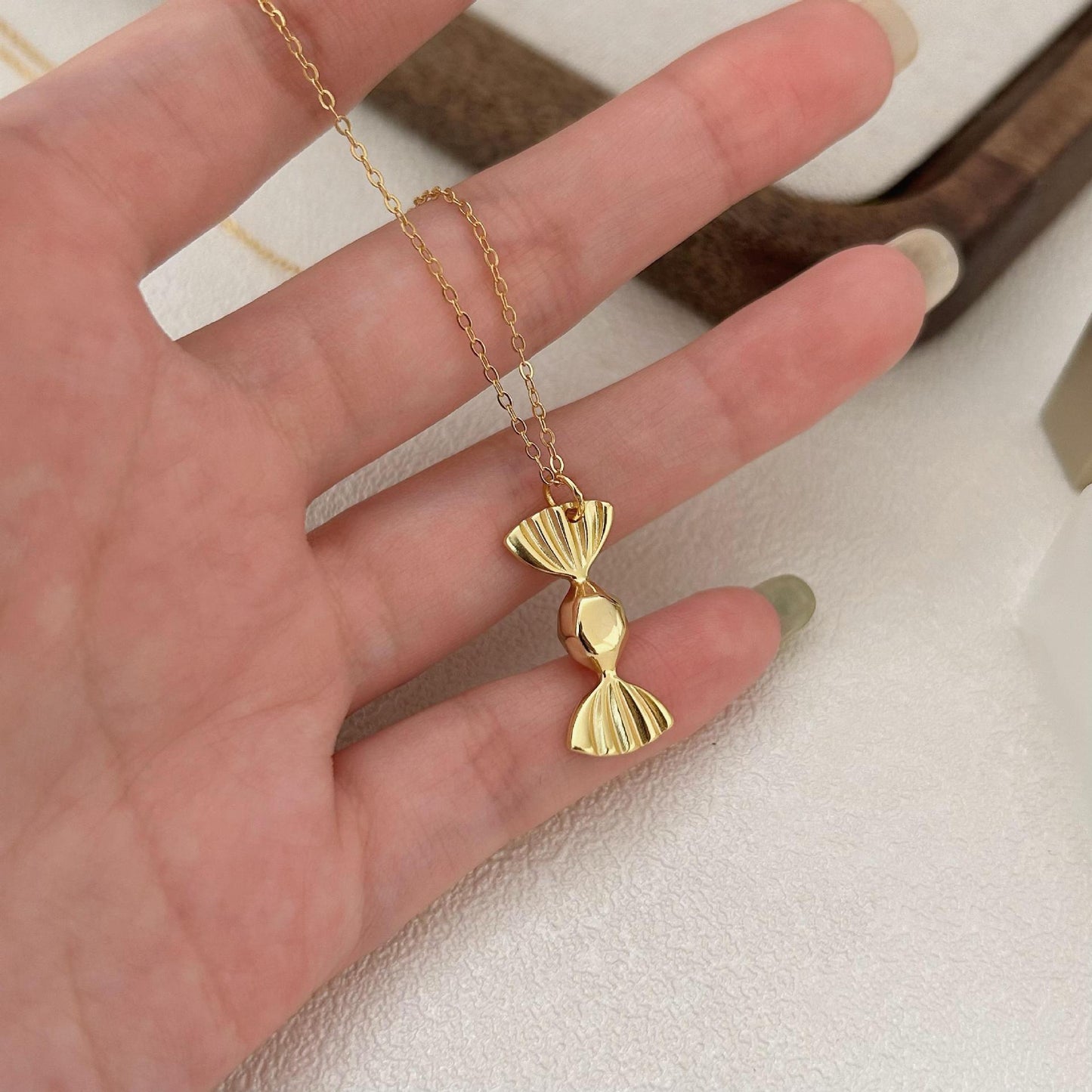 Collana con Pendente Minimalista Geometrico a Caramella in Argento Sterling 925 Placcato Oro su Catena a Croce
