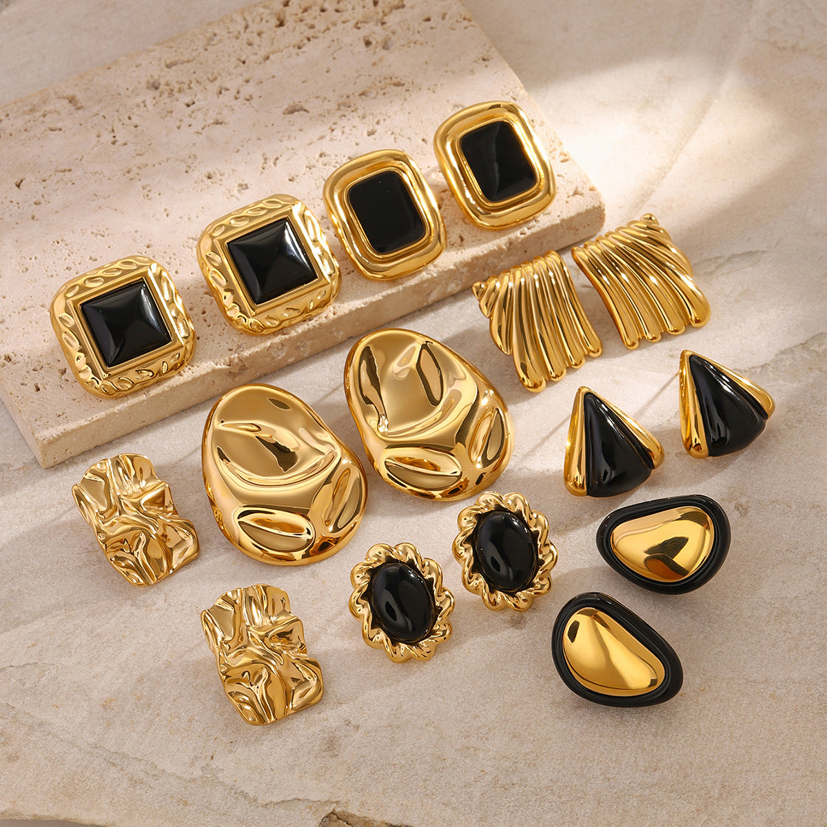 Orecchini da donna geometrici in acciaio inossidabile galvanizzato nero e oro, con estetica moderna e vintage