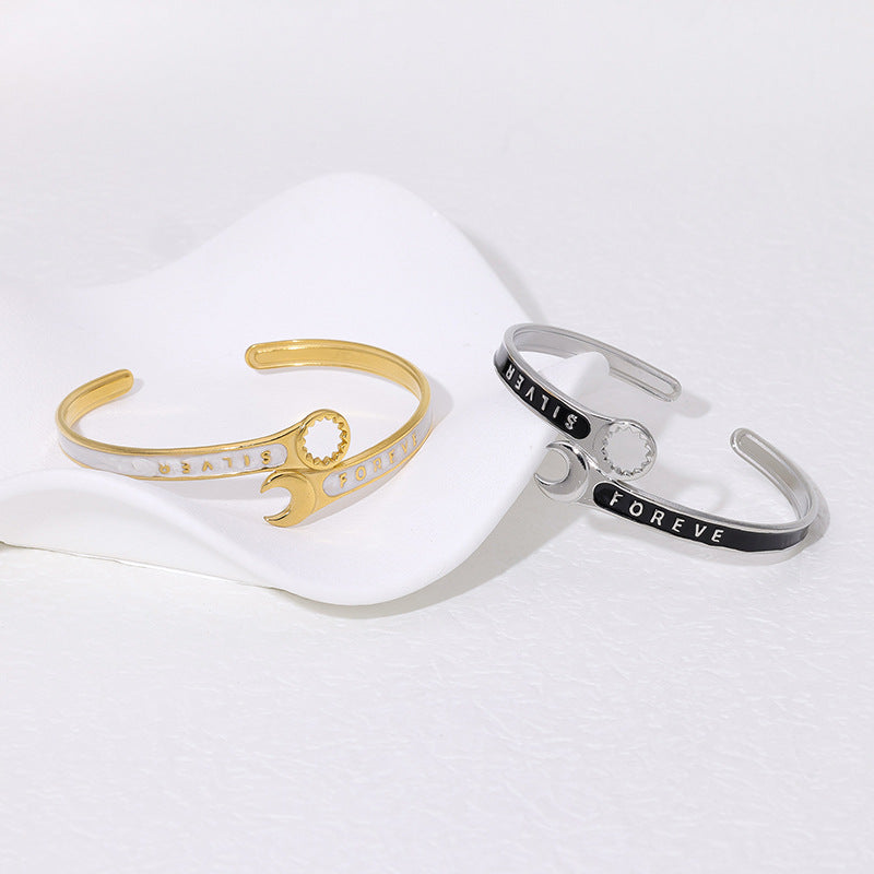 Bracciale a Forma di Chiave Inglese in Acciaio al Titanio con Finitura a Smalto e Placcatura in Oro 18K, Bracciale Aperto Regolabile per Donne