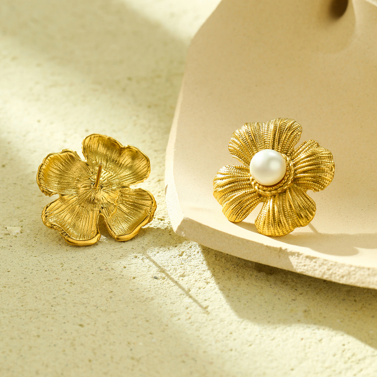 Pendientes minimalistas de titanio con forma floral, incrustaciones de perlas y acabado chapado para mujer