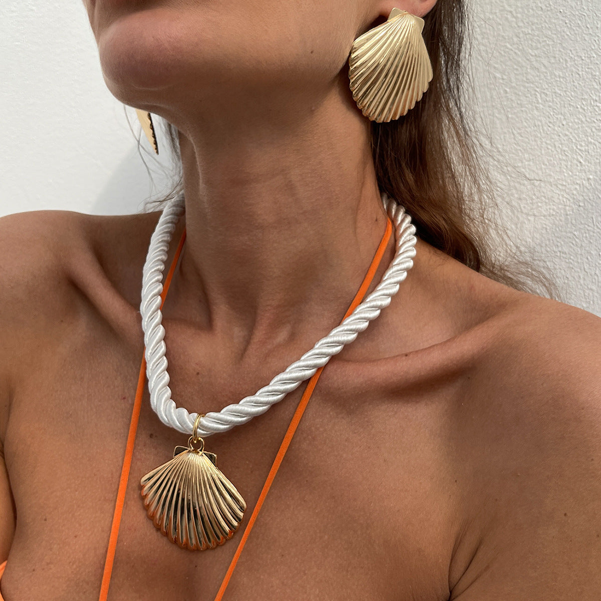 Collana corta bohémien fatta a mano con ciondolo a conchiglia grande per donna, catena in lega con finitura galvanica