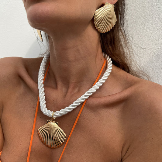 Collar corto bohemio tejido a mano con colgante de concha grande para mujer, cadena de aleación con acabado chapado
