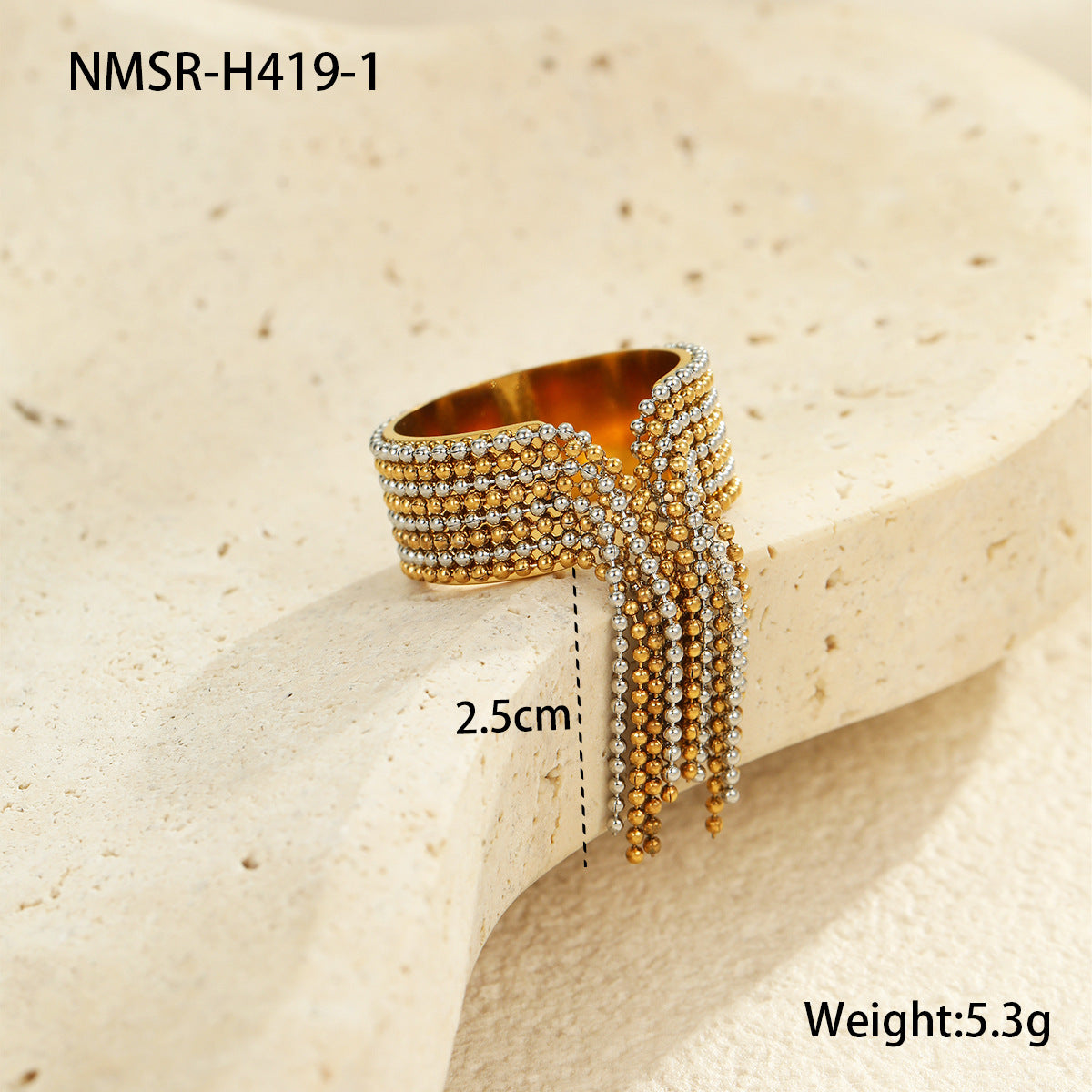 Anillo minimalista geométrico de acero inoxidable con acabado chapado y detalle de borla para mujer