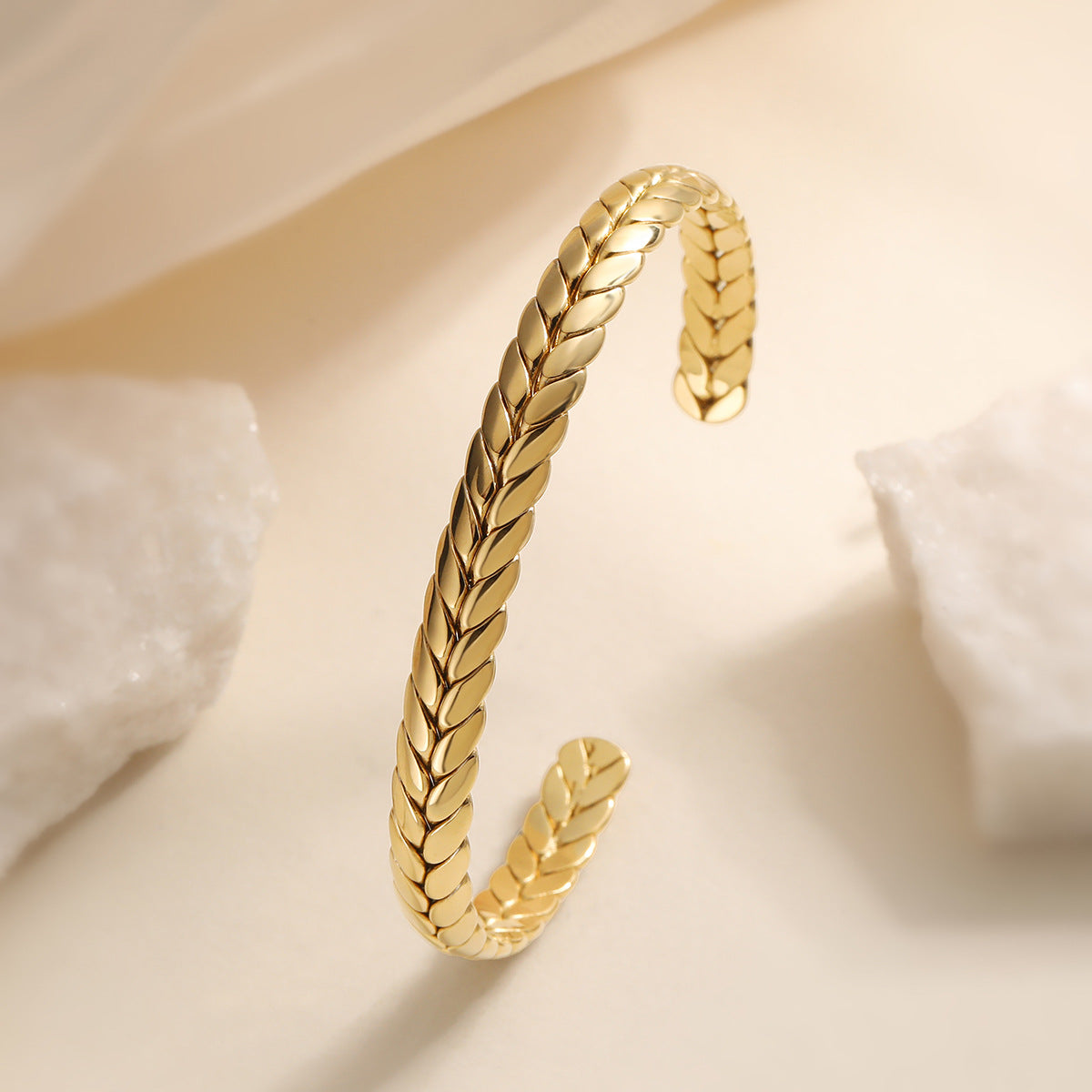 Bracciale Rigido Aperto Geometrico Minimalista da Donna in Acciaio Inox con Placcatura Oro 18K