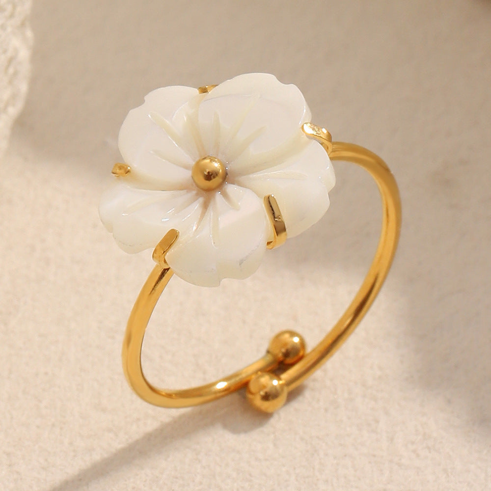 Anillo Abierto Floral Elegante de Inspiración Francesa para Mujer Hecho de Acero Inoxidable con Baño de Oro de 18K e Incrustaciones de Nácar Blanco