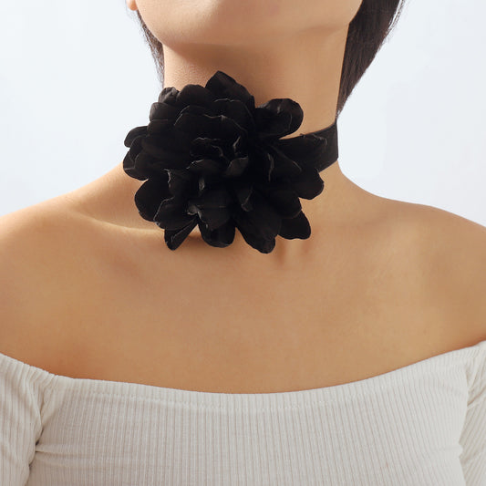 Collana girocollo da donna in velluto floreale, dolce e audace, con rosa e accenti geometrici