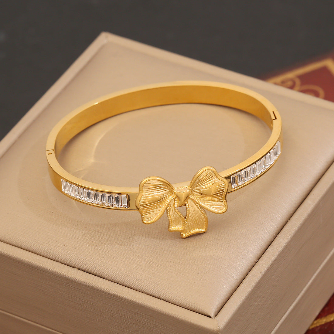 Bracciale Minimalista con Farfalla e Fiori in Acciaio Inox con Finitura Placcata