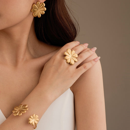 Set de pendientes, pulsera y anillo chapados en oro de 18K con diseño de flor estilo vintage y acero inoxidable cepillado para mujer