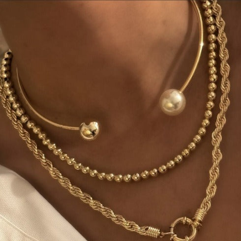 Collana da Donna a Catena Multi-Strato con Perle Imitazione Rotonde Geometriche e Sfera Placcata in Ferro