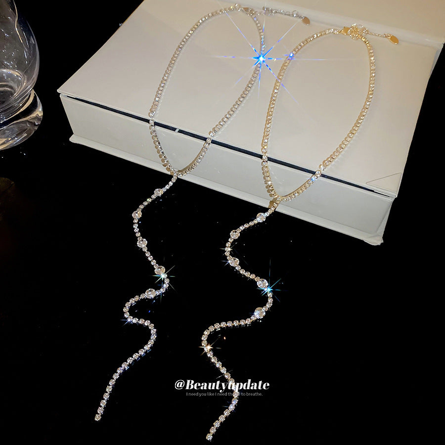 Collana con ciondolo rotondo con frange, tempestata di strass, stile bohémien elegante per donna - Delicata catena per clavicola e leggera catena per maglione