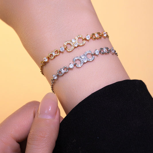Bracciale da donna in acciaio inossidabile placcato oro con intarsio in strass e forma a C minimalista di lusso