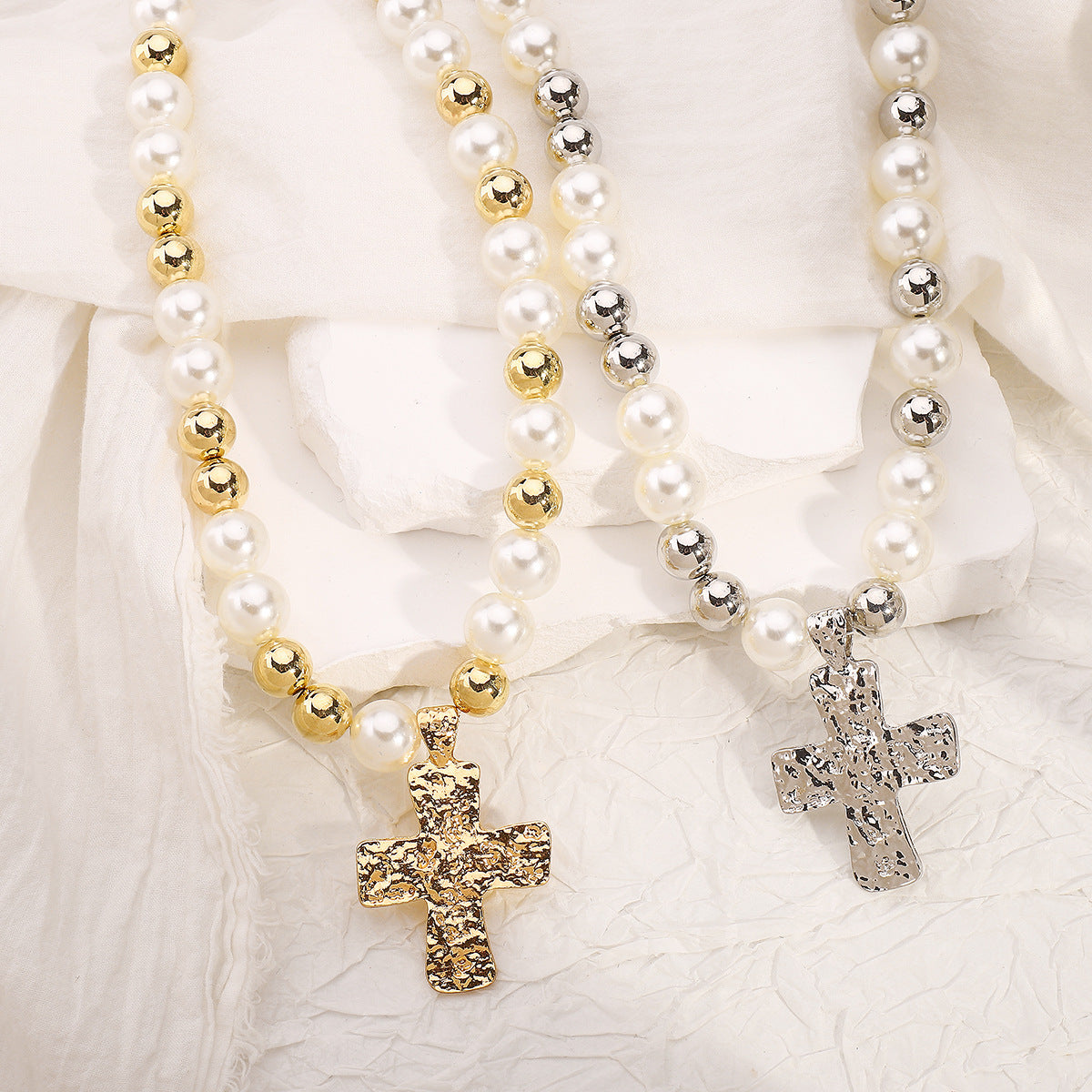 Collana con pendente a croce minimalista in lega con perle simulate da donna
