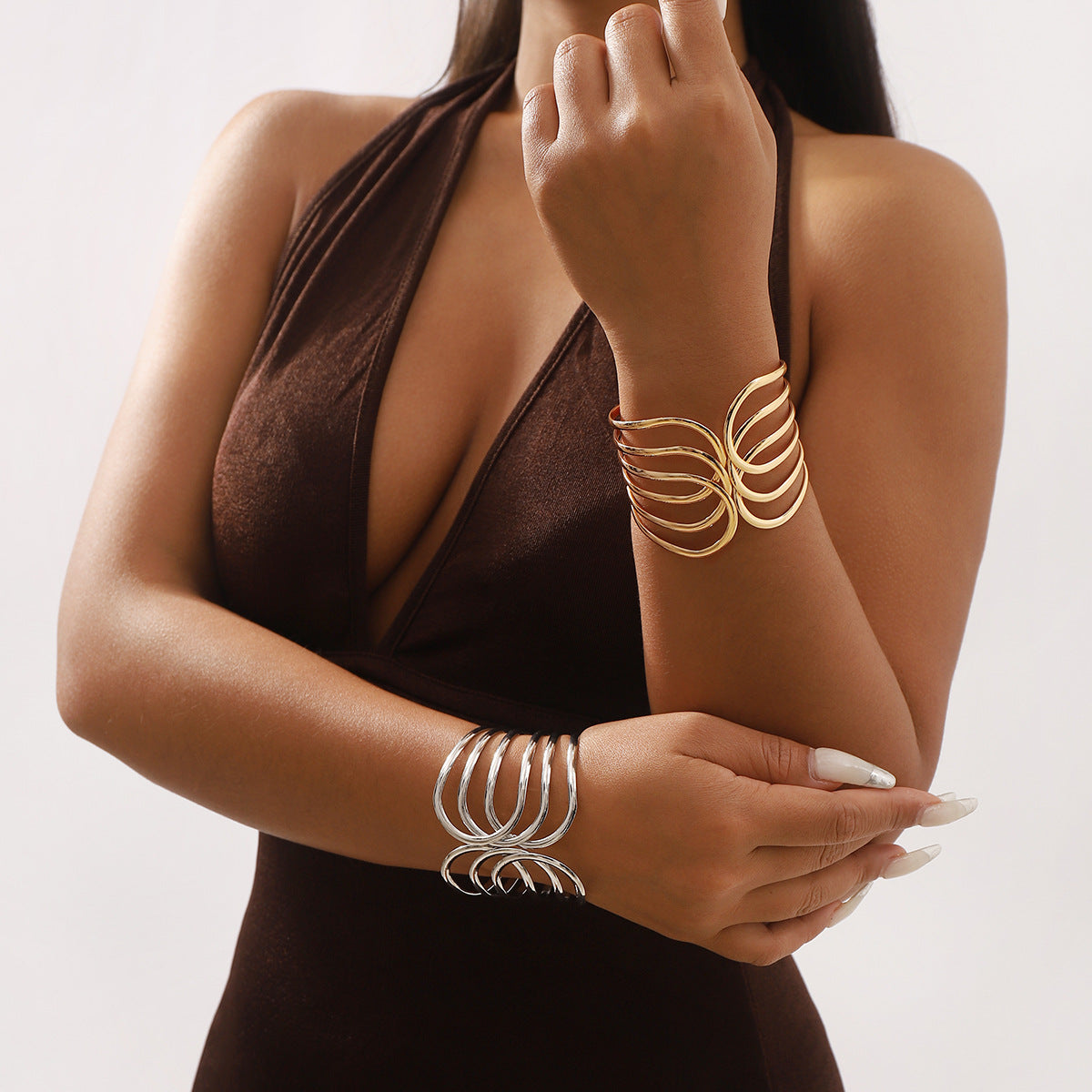 Pulsera geométrica vintage de aleación con acabado chapado, diseño de apertura de resorte para mujer